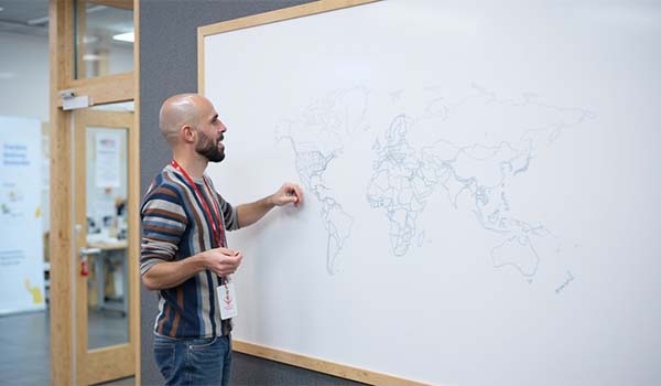 Álvaro Torres drawing an SEO cluster map on a whiteboard