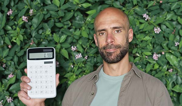 Álvaro Torres calculating CAC with a calculator and a notepad