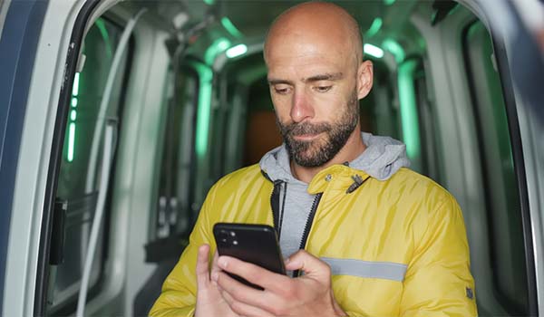 Álvaro Torres reviewing checkout on a mobile to reduce cart abandonment