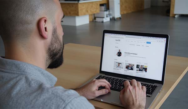 Alvaro Torres using only the keyboard to navigate a website on a laptop